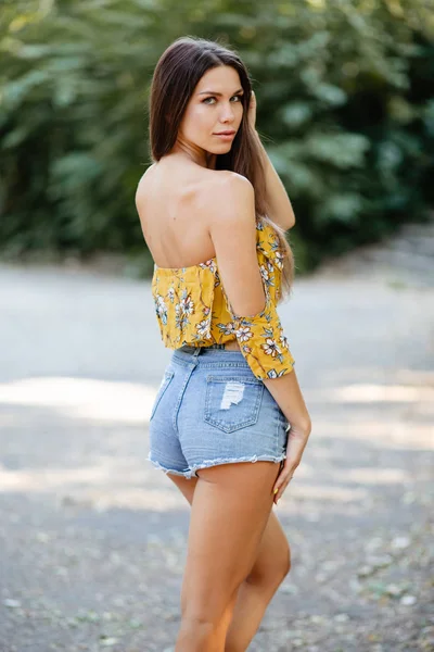Slim Beautiful Girl Yellow Top Denim Shorts — Stock Photo, Image