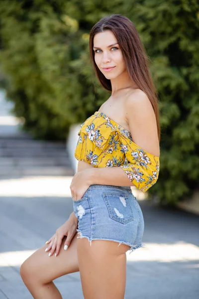 Sarı Bluzlu Kot Şortlu Ince Güzel Bir Kız — Stok fotoğraf