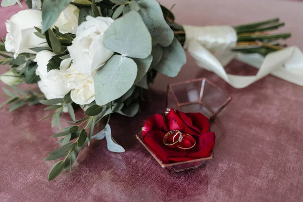 Belos Anéis Casamento Dourados Fundo Buquê Casamento — Fotografia de Stock