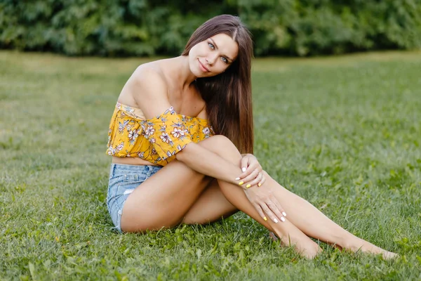 Ragazza Carina Pantaloncini Jeans Seduta Sull Erba Nel Parco — Foto Stock