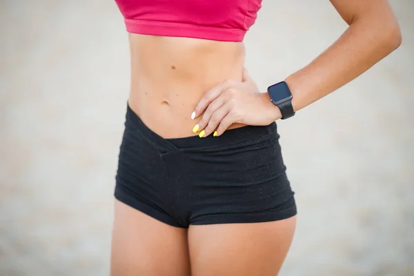 Chica Deportiva Con Hermoso Cuerpo Con Reloj Inteligente Mano — Foto de Stock