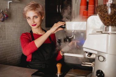 Kahve yapan kısa saçlı barista kız.