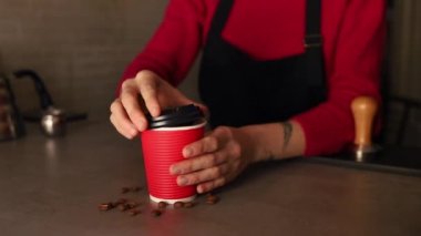 Kahve şapkalı barista.