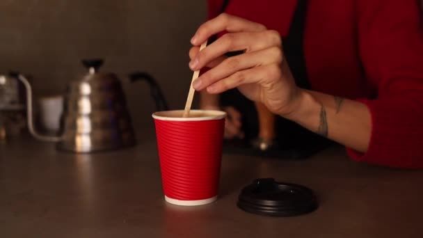 Barista Egy Kupak Elvitelre Szánt Kávéval — Stock videók