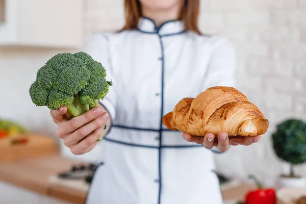 Meisje Voedingsdeskundige Houdt Croissant Broccoli — Stockfoto