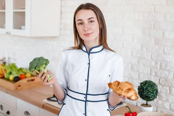 Meisje Voedingsdeskundige Houdt Croissant Broccoli — Stockfoto