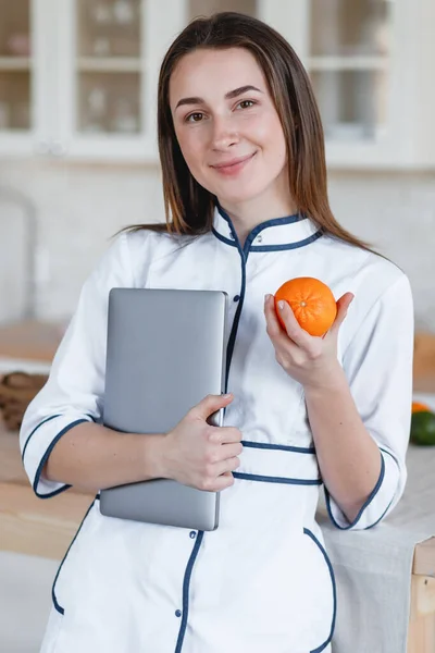 Voedingsdeskundige Meisje Met Een Laptop Een Appel — Stockfoto