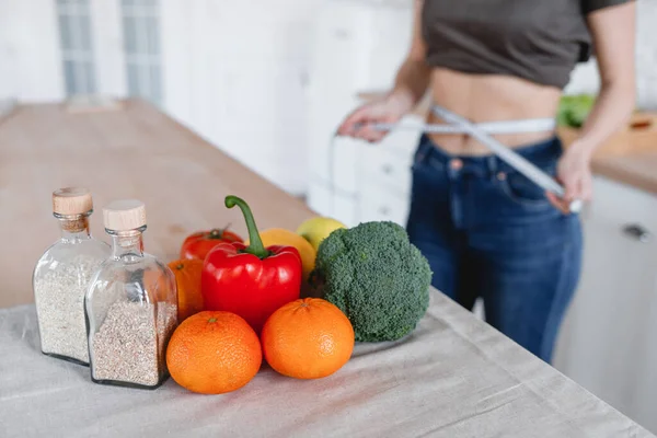 Meisje Meet Taille Keuken — Stockfoto