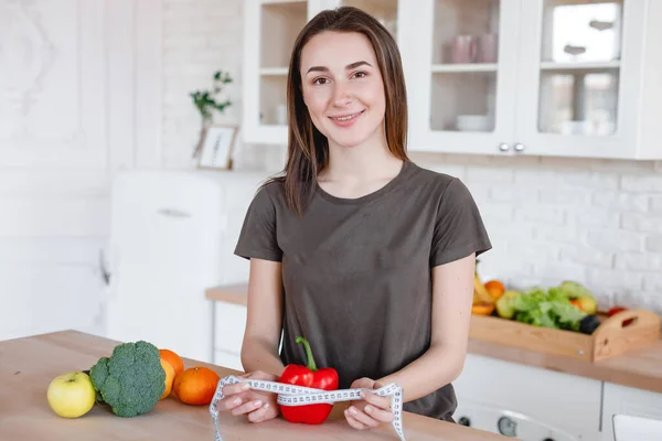 Meisje Meet Rode Peper Met Een Centimeter — Stockfoto