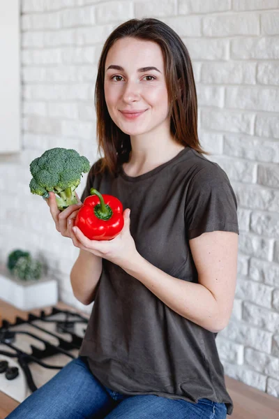 Ragazza Snella Con Peperone Rosso Broccoli Mano — Foto Stock