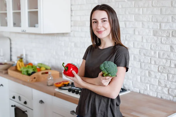 Slank Meisje Met Rode Paprika Broccoli — Stockfoto