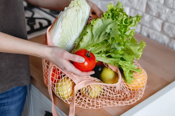 Meisje Snijdt Een Zak Met Groenten Fruit Keuken — Stockfoto