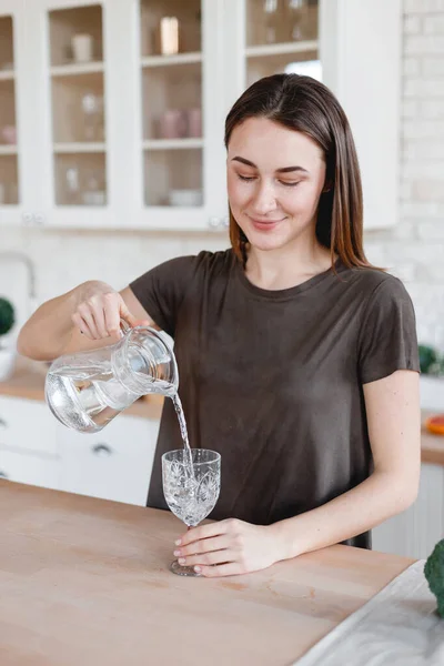 Mooi Meisje Giet Water Een Glas Keuken — Stockfoto