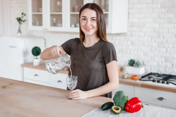 Mooi Meisje Giet Water Een Glas Keuken — Stockfoto