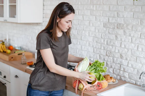 Meisje Snijdt Een Zak Met Groenten Fruit Keuken — Stockfoto