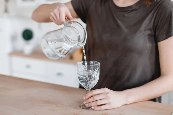 Mooi Meisje Giet Water Een Glas Keuken — Stockfoto