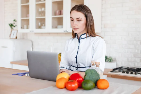 Arts Voedingsdeskundige Zit Keuken Met Een Laptop — Stockfoto