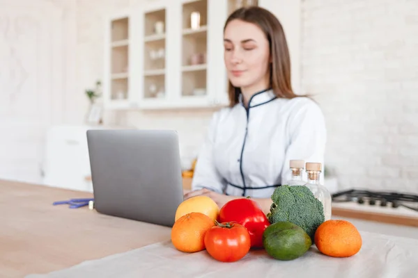 Arts Voedingsdeskundige Zit Keuken Met Een Laptop — Stockfoto