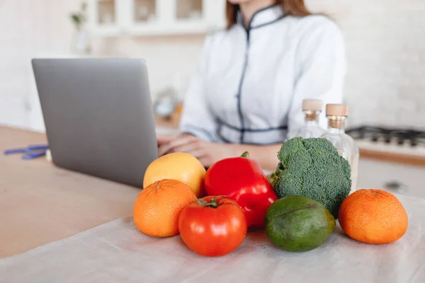 Arts Voedingsdeskundige Zit Keuken Met Een Laptop — Stockfoto