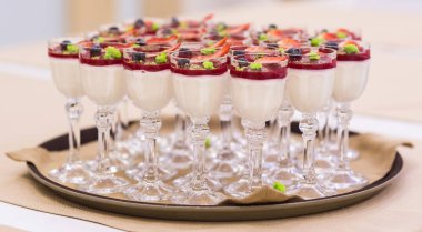 Çilekli tatlı. Güzel tatlılar