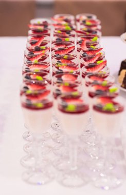 Çilekli tatlı. Güzel tatlılar