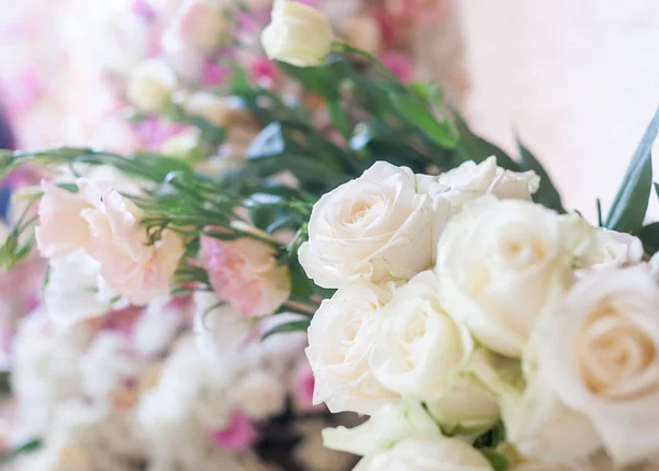 Fondo de flores. Rosas blancas frescas, enfoque suave — Foto de Stock