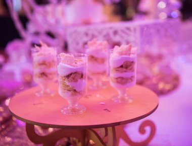 Tatlılar bir düğün tablo: kekler, zephyr