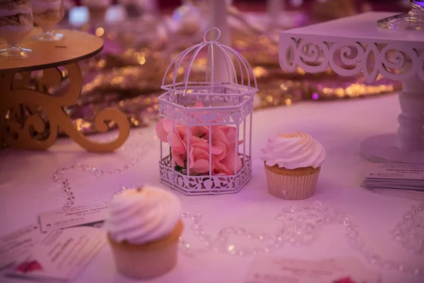 Γλυκά σε ένα τραπέζι γάμος: cupcakes, Ζέφυρος — Φωτογραφία Αρχείου
