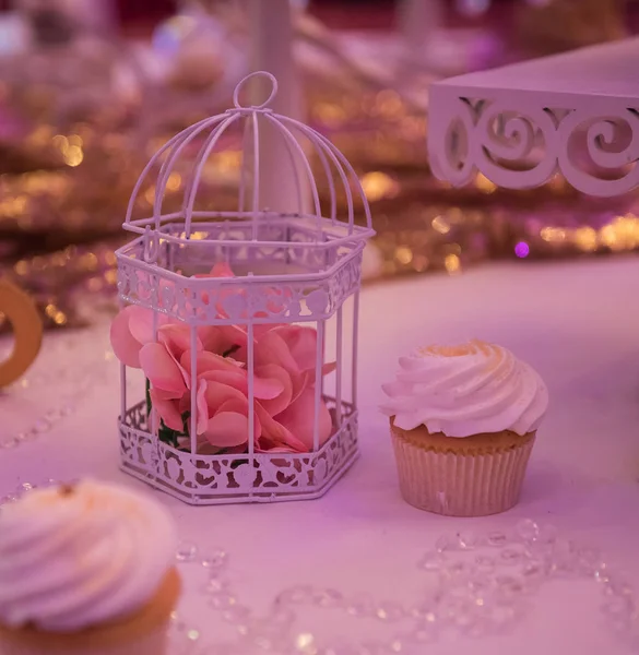 Los dulces sobre la mesa de boda: los cupcakes, zephyr — Foto de Stock