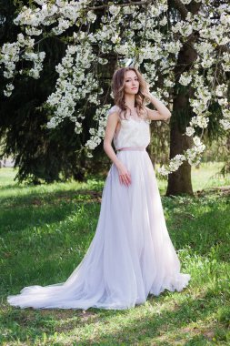 Modern gelin. Bir döngü ile ayırt edici bir gelinlik