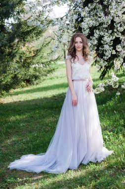 Modern gelin. Bir döngü ile ayırt edici bir gelinlik