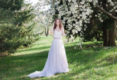 Modern gelin. Bir döngü ile ayırt edici bir gelinlik