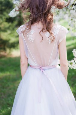 Güzel gelin arkasında. Güzel ince dantel gelinlik üzerinde