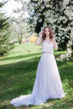 Modern gelin. Bir döngü ile ayırt edici bir gelinlik