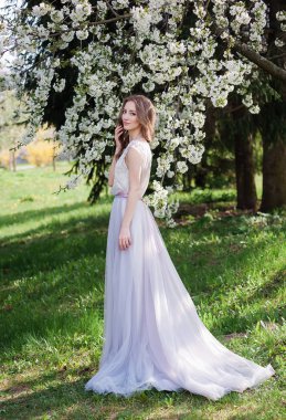 Modern gelin. Bir döngü ile ayırt edici bir gelinlik