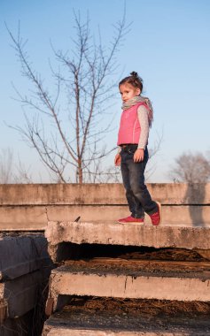 Beton Tabaklarda küçük eğlenceli kız var..