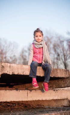Beton Tabaklarda küçük eğlenceli kız var..