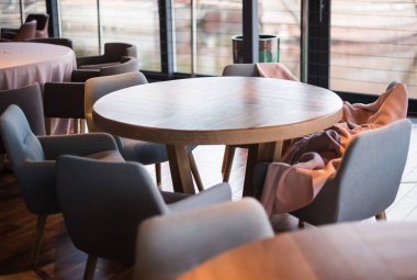 Yuvarlak masa Restaurant'ta