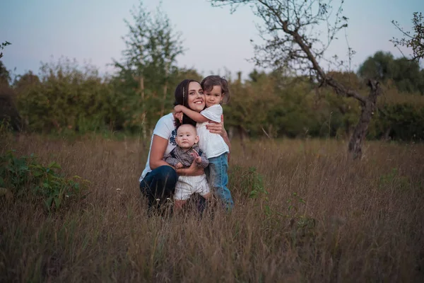 Stylish Young Mother Children Apple Garden Autumn Evening Mom Hugs — Stockfoto