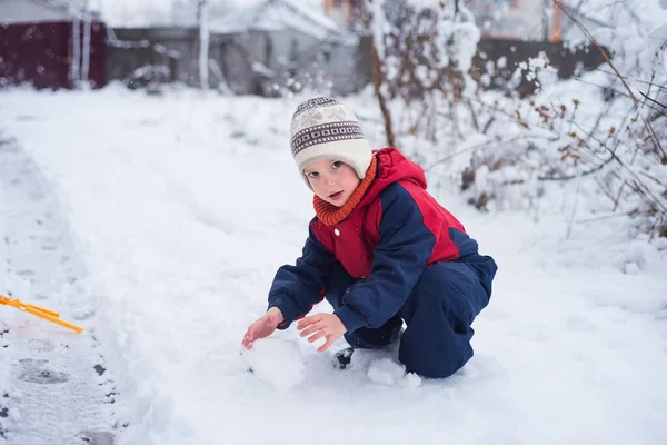 Maltymrbq Jongen Warme Jumpsuit Speelt Met Sneeuw Baby Creëert Een Stockfoto