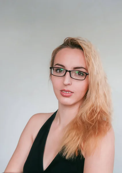 Retrato Mujer Negocios Sobre Fondo Blanco Chica Rubia Gafas — Foto de Stock