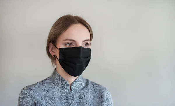 Ein Mädchen Mit Schwarzer Medizinischer Maske Vor Grauem Hintergrund Schutz — Stockfoto