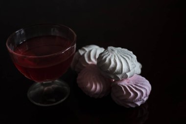 Büyük beyaz pembe bir şekerleme ve kiraz şurubundan yapılmış ev yapımı jöle. Şekerlere karşı siyah arkaplan