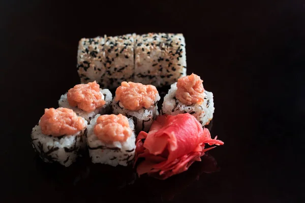Japońska Kuchnia Kunjut Białym Ryżu Rolkach Rybami Ogórkami Pyszna Porcja — Zdjęcie stockowe