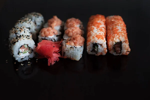 Piękna Porcja Japońskiego Jedzenia Sushi Kundzhuty Kolorowe Rolki Czarnym Tle — Zdjęcie stockowe