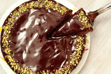 Kesilmiş parça ve beyaz arka plan üzerinde bıçak ile çikolatalı kek.