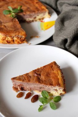 Kuru üzüm ve kakao ile ev yapımı mermer peynirli kek. Üstten Görünüm.