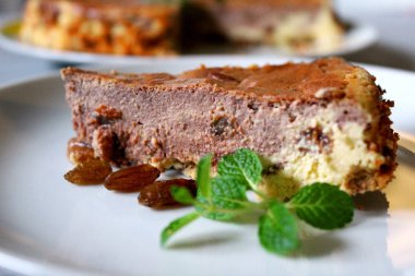 Kuru üzüm ve kakao ile ev yapımı mermer peynirli kek. Üstten Görünüm.