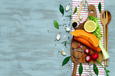 Ahşap kesme tahtası üzerinde açık antika arka plan metin için yer ile organik vejetaryen madde. Sağlıklı gıda, veya diyet beslenme kavramı. Vejetaryen ve vegan gıda. Üstten Görünüm.