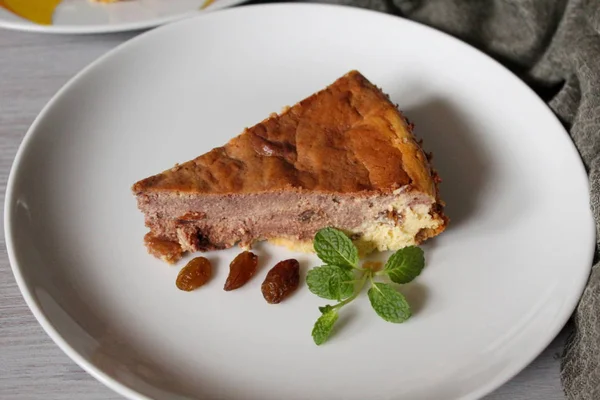 Zelfgemaakte Gemarmerde Cheesecake Met Rozijnen Cacao Bovenaanzicht — Stockfoto